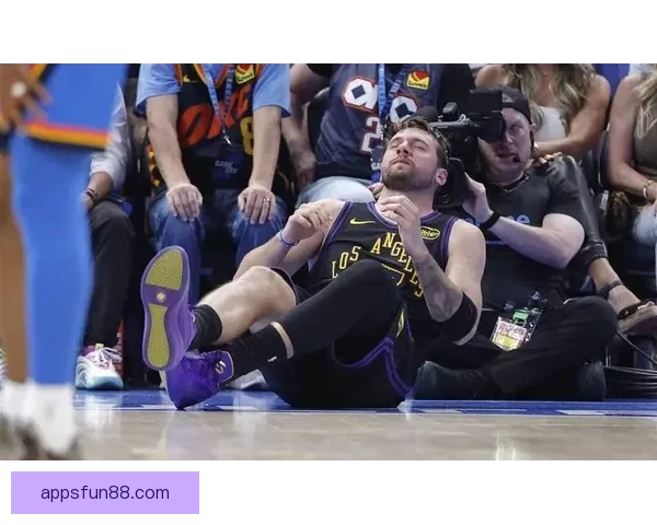 东契奇突破遭遇腿筋拉伤紧急退出比赛 返回更衣室进行治疗